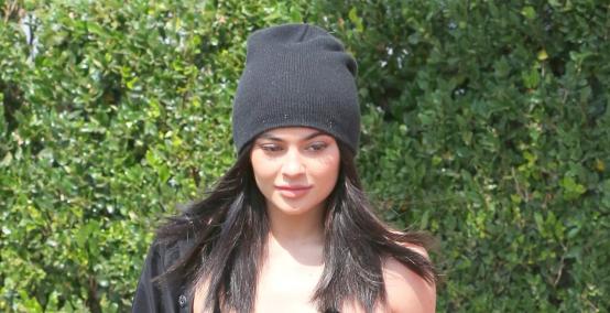 Kylie Jenner od góry do dołu ubrana na czarno